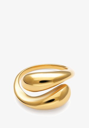 Anillo chapado en oro con un diseño escultórico y suave. Presenta dos formas de gota entrelazadas y una superficie pulida y reflectante.