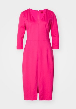 Fuchsia Kleid mit Dreiviertelärmeln, V-Ausschnitt, taillierter Passform, knielang, mit einem Schlitz vorne und diagonalen Nähten für Struktur.