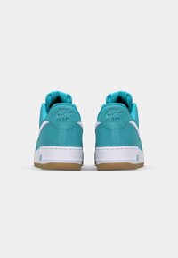 Tenisky Nike Air s tyrkysovým zvrškom zo semišu, bielou medzipodrážkou a podrážkou z gumy, s embosovaným brandingom na päte.