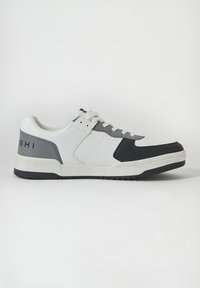 Fehér és szürke alacsony szárú sneaker, sima bőrből készült, texturált orral és bútorozott talppal, amelyen tapadásminták találhatók.