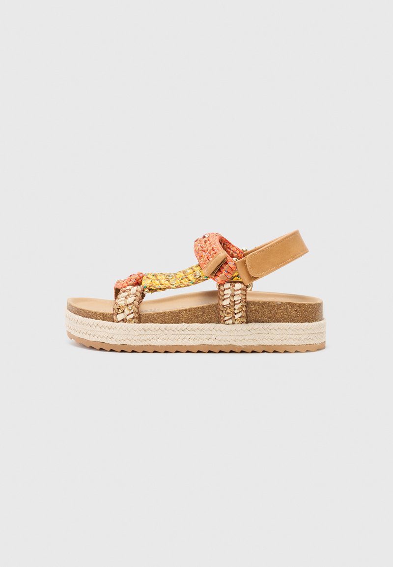 Sandales à semelle tressée multicolore avec un coussin en liège, une semelle en jute texturé et des accents en cuir brun. Design plat avec une sangle réglable.