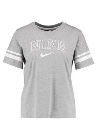 Camiseta Nike gris de manga corta con dos rayas blancas en las mangas y el logo y texto de Nike en blanco centrados en el pecho.