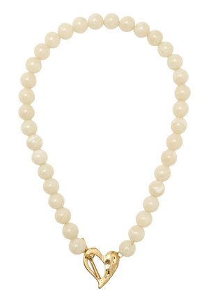 Sznur okrągłych białych pereł z złotym zapięciem w kształcie serca z przodu, prezentowany na białym tle.