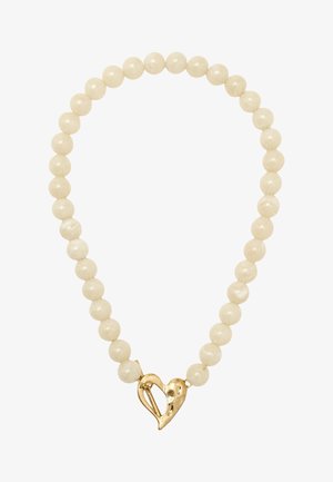 Sznur okrągłych białych pereł z złotym zapięciem w kształcie serca z przodu, prezentowany na białym tle.