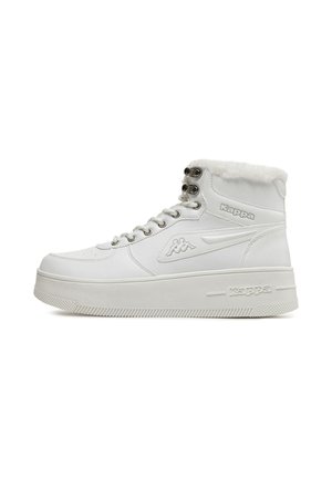 Sneaker Kappa bianca alta con suola spessa, chiusura frontale con lacci, colletto in pelliccia e logo sul lato e sulla suola.