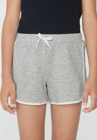Pantaloni corti in cotone grigio con vita elastica, dettagli con cordino e bordi bianchi lungo i lati e le tasche. Design sportivo e informale.