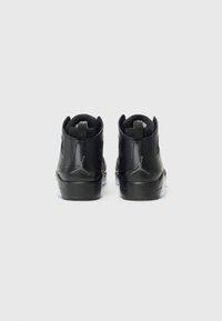 Melni ādas augstpapēžu sporta apavi ar gludu tekstūru, gumijas zole un ikoniskais jumpman logo uz papēžiem. Iezīmēti ar mīkstinātiem apkaklītēm un cilpām.
