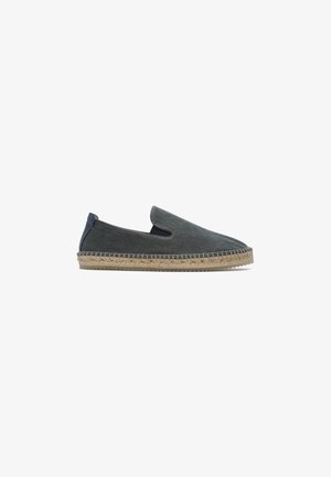 Espadrilla slip-on grigio scuro con suola in juta intrecciata e tomaia in tessuto strutturato, pannello elastico laterale e punta arrotondata.