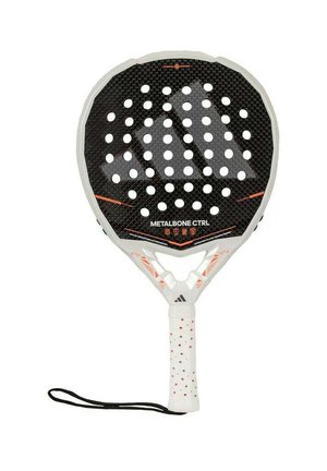 Racchetta da padel con superficie in carbonio nero, dettagli bianchi e arancioni, grandi perforazioni e impugnatura testurizzata con cinturino per polso.
