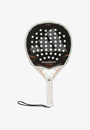 Racchetta da padel con superficie in carbonio nero, dettagli bianchi e arancioni, grandi perforazioni e impugnatura testurizzata con cinturino per polso.