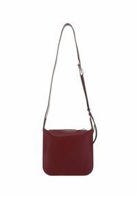 Sac bandoulière en cuir bordeaux avec une texture lisse, forme rectangulaire, sangle réglable et fermeture éclair sur le dessus. Design simple.