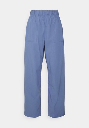 Niebieskie bawełniane spodnie z elastycznym pasem, z dwoma bocznymi kieszeniami i prostym krojem nogawek. Gładka tekstura, lekka tkanina.