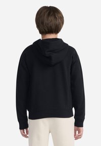 Sort hættetrøje med løs pasform, ribstrikkede manchetter og kant, samt snøre i hætten. Glat tekstur uden synlige mønstre eller detaljer.