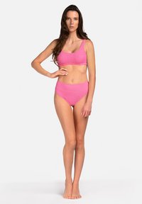 Różowy bikini z ribbowanym wzorem, składający się z topu z dekoltem w serek i wysokich majtek, wykonany z elastycznego materiału o gładkiej fakturze.