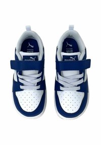 Des baskets blanches et bleu marine avec un design respirant, une languette rembourrée, une boîte à orteils perforée, une sangle velcro réglable et des lacets.