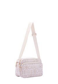 Borsa a mano in tessuto bianco con stampa del logo dorato, chiusure a doppia zip, tracolla regolabile, forma rettangolare, texture liscia e dettagli in hardware dorato.