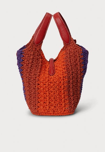 Χειροποίητη τσάντα ώμου με κόκκινες δερμάτινες χειρολαβές, διακοσμημένη με πορτοκαλί, καφέ και μωβ υφασμένα νήματα και κλείσιμο με θηλιά στο κέντρο της κορυφής.