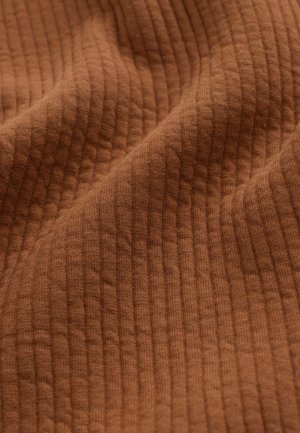 Rífľovaný hnedý textil s jemnou štruktúrou, s jemným vzorom vertikálnych línií a prírodných vláken pre zvýraznenie hĺbky a vizuálneho záujmu.