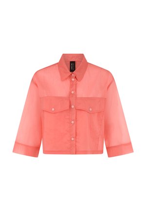 Korallenfarbene kurze Jacke mit dreiviertel Ärmeln, Druckknöpfen vorne und zwei Brustklappentaschen mit Druckknopfverschlüssen.