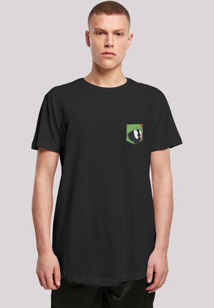 Svart bomull t-skjorte med et lite grønt grafisk lommedesign. T-skjorten har en avslappet passform og korte ermer.