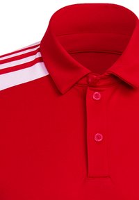 Rode polo shirt met een omklapbare kraag, voorzien van drie knopen en witte strepen op de schouders. Gemaakt van een gladde, lichte stof.