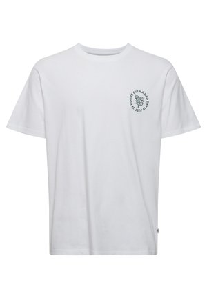 Hvid bomulds T-shirt med rund hals, korte ærmer og et lille grønt grafik på venstre bryst, der indeholder tekst og et design.