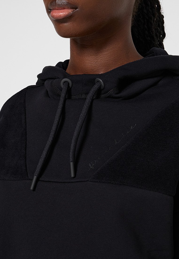 Schwarzer Hoodie mit einem strukturierten Vorderteil, verstellbaren Zugbändern und dezenten geprägten Details. Das Material ist weich mit einer glatten Oberfläche.
