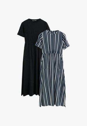 Due abiti midi con maniche corte e scollature rotonde; uno nero uni, l'altro blu navy con righe verticali bianche e tasche frontali.