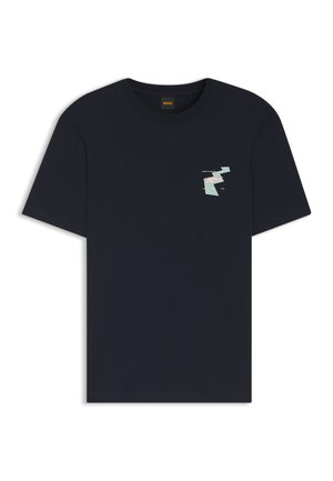 T-shirt bleu marine à manches courtes et col rond, avec un petit motif graphique abstrait bleu clair et rose et le texte « BOSS » sur la poitrine gauche.