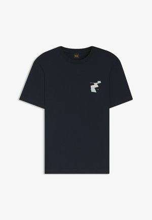 T-shirt bleu marine à manches courtes et col rond, avec un petit motif graphique abstrait bleu clair et rose et le texte « BOSS » sur la poitrine gauche.