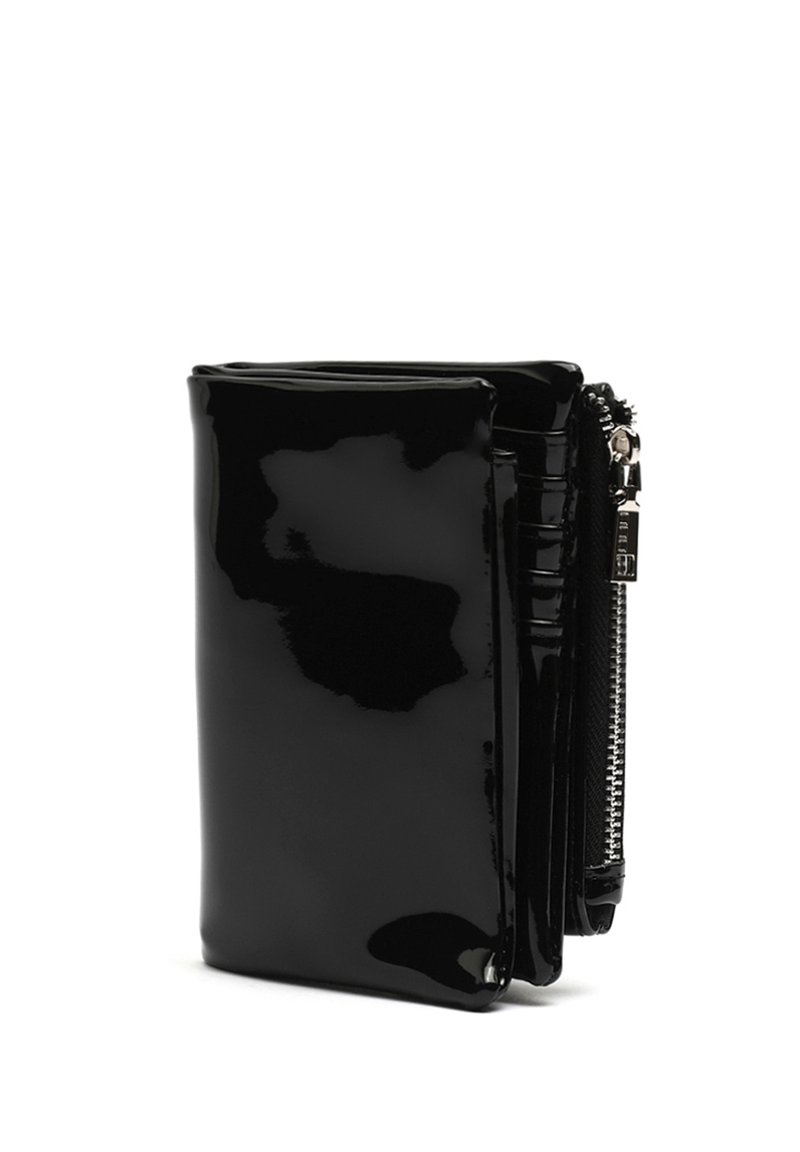 Portafoglio in pelle verniciata nera con chiusura a zip, design verticale e superficie lucida con dettagli sottili sui lati.