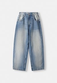 Světle modré džíny z denimu s volným střihem, vysokým pasem, širokými nohavicemi a jemným vyblednutím. Obsahují přední kapsy a zapínání na knoflík.