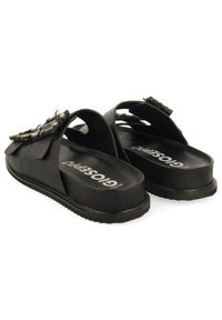Sandales en caoutchouc noir avec un bout ouvert et un arrière ouvert, dotées d'une sangle texturée avec des accents colorés. Semelle épaisse et profilée pour le confort.