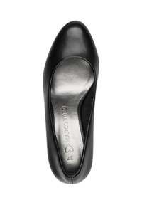 Zwarte leren pumps voor dames met een zachte structuur, amandelvormige neus en metallic zilveren binnenzool met de merknaam "Marco Tozzi."