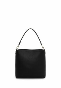 Juodos tekstūruotos odinės rankinės su vienu reguliuojamu dirželiu, stačiakampio formos, su sidabro spalvos metalinėmis sagtimis ant balto fono.