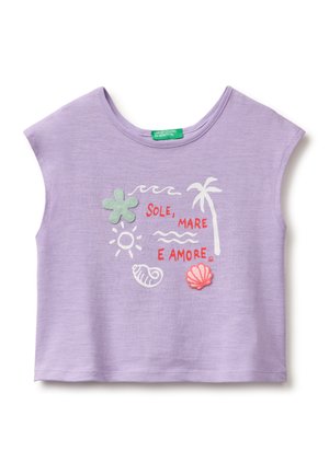 Liliowy crop top z krótkimi rękawami, z ilustracjami o tematyce plażowej oraz czerwonym napisem „Sole, Mare e Amore” z przodu.