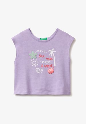 Liliowy crop top z krótkimi rękawami, z ilustracjami o tematyce plażowej oraz czerwonym napisem „Sole, Mare e Amore” z przodu.