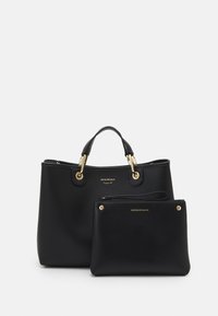 Sac fourre-tout en cuir noir avec quincaillerie dorée, deux poignées arrondies et une pochette assortie amovible avec fermeture éclair.