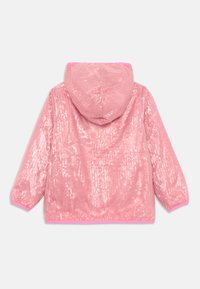 Casaco rosa com lantejoulas e capuz, apresentando uma textura brilhante, punhos de mangas canelados e um acabamento rosa combinando nas bordas.