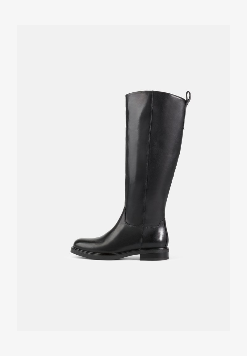 Botas de couro pretas até ao joelho com um acabamento liso, bico arredondado, salto baixo e uma aba de puxar na parte de trás. Design minimalista sem padrões visíveis.