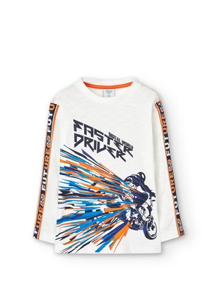 Hvid langærmet t-shirt lavet af bomuld med en farverig motorcykelgrafik med blå og orange accenter og teksten "FASTER DRIVER".