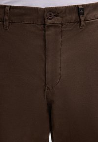 Bruine katoenen broek met een gladde textuur, voorzien van een knoopsluiting en een klein zwart merklabel op de tailleband.