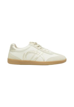 Sneaker in Beige und Weiß mit niedrigem Profil, Gummisohle, Schnürsenkeln und metallisch geschwungenem Design an der Seite.