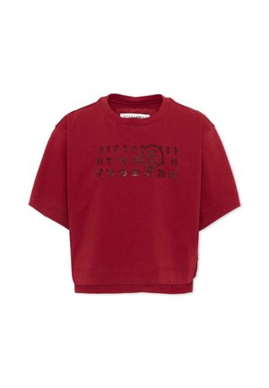 Czerwony krótki t-shirt z krótkim rękawem, z czarnymi nadrukowanymi cyframi w trzech rzędach, liczba sześć jest wyraźnie zaznaczona kółkiem na środku.