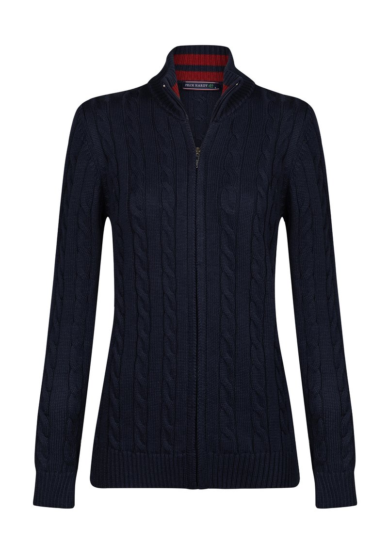 Cardigan navy a treccia con zip frontale e polsini a costine. Presenta un colletto alto con accenti a righe rosse e navy. Texture morbida.