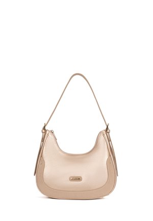 Lichte beige leren schoudertas met gebogen bovenkant, verstelbare band en metalen logo-plaatje aan de voorkant in het midden.