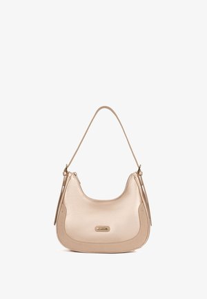 Sac à bandoulière en cuir beige clair avec dessus incurvé, bandoulière réglable et plaque logo en métal au centre avant.