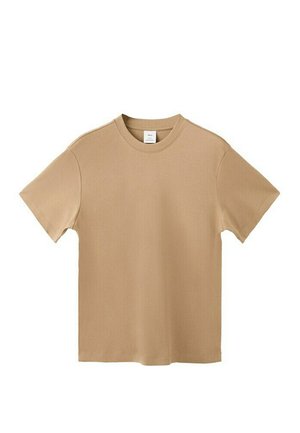 Jednoduché béžové tričko s krátkým rukávem a kulatým výstřihem položené na bílém pozadí, viditelná visačka na krku.