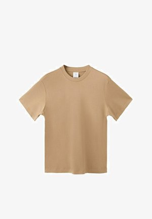 Jednoduché béžové tričko s krátkým rukávem a kulatým výstřihem položené na bílém pozadí, viditelná visačka na krku.