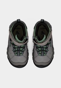 Γκρι υφασμάτινες μπότες με πράσινες λεπτομέρειες, διαθέτοντας λουρί, υφή και λαστιχένιες σόλες. Κορδόνια με μοτίβο ύφανσης σε μαύρο και πράσινο χρώμα.